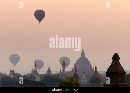 Sunrise con palloncini oltre le pagode di Bagan, Myanmar Foto Stock