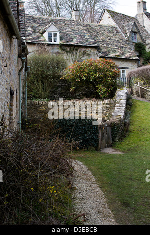 Selezione di foto che mostra Cotswold pietra che viene utilizzato nella costruzione di edifici nel mondo famoso villaggio in Cotswolds chiamato Bibury.Tourist Hotspot. Foto Stock