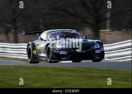 Il Cheshire, Inghilterra, Regno Unito. Il 30 marzo 2013. La 888ottimali di BMW Z4 GT3 di Steve TANDY / Dan Brown in azione durante le prove libere 1 il giorno di apertura del round 1 della Avon Tyres British GT Championship ad Oulton Park, il circuito.Credit: Azione Plus immagini di Sport / Alamy Live News Foto Stock