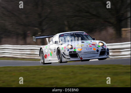 Il Cheshire, Inghilterra, Regno Unito. Il 30 marzo 2013. Il Trackspeed Porsche GT3 R di Nick Tandy / David Ashburn in azione durante le prove libere 1 il giorno di apertura del round 1 della Avon Tyres British GT Championship ad Oulton Park, il circuito.Credit: Azione Plus immagini di Sport / Alamy Live News Foto Stock