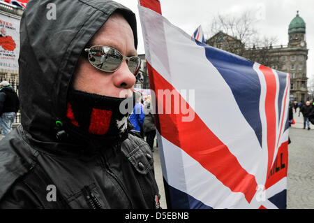 Belfast, Irlanda del Nord. Il 30 marzo 2013. Manifestanti protestante al di fuori del Belfast City Hall per la loro protesta settimanale contro la rimozione del flag di unione dall'edificio. Credit:Stephen Barnes/Alamy Live News Foto Stock