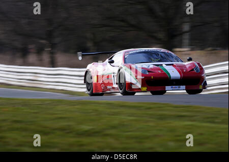 Il Cheshire, Inghilterra, Regno Unito. Il 30 marzo 2013. L'AF Corse Ferrari 458 Italia GT3 di John DHILLON / Aaron SCOTT in azione durante le prove libere 1 il giorno di apertura del round 1 della Avon Tyres British GT Championship ad Oulton Park, il circuito.Credit: Azione Plus immagini di Sport / Alamy Live News Foto Stock