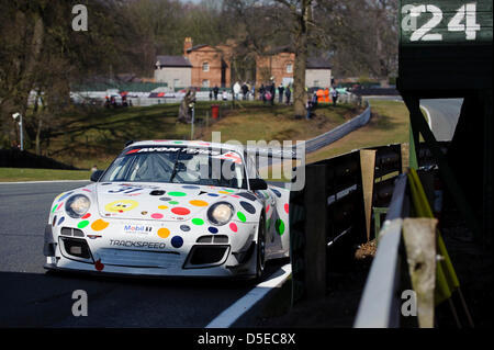 Il Cheshire, Inghilterra, Regno Unito. Il 30 marzo 2013. Il Trackspeed Porsche GT3 R di Nick Tandy / David Ashburn in azione durante le prove libere 2 il giorno di apertura del round 1 della Avon Tyres British GT Championship ad Oulton Park, il circuito.Credit: Azione Plus immagini di Sport / Alamy Live News Foto Stock