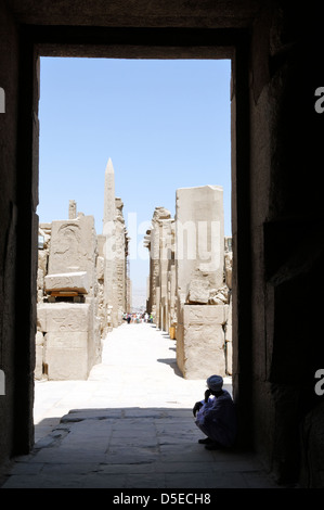 Luxor Egitto. Vista posteriore delle rovine del gateway di piccole dimensioni del sesto pilone presso il Tempio di Amon di Karnak. Foto Stock