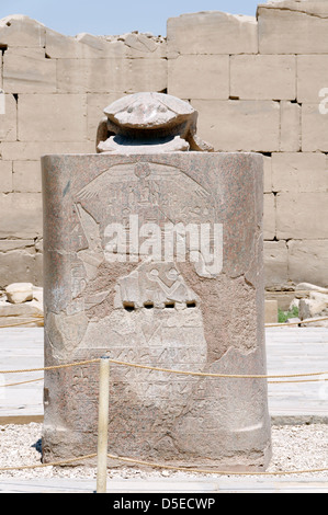 Luxor. L'Egitto. Statua in granito di uno scarabeo scarabeo dedicata da Amenofi III a Khepri presso il Tempio di Amon di Karnak. Foto Stock