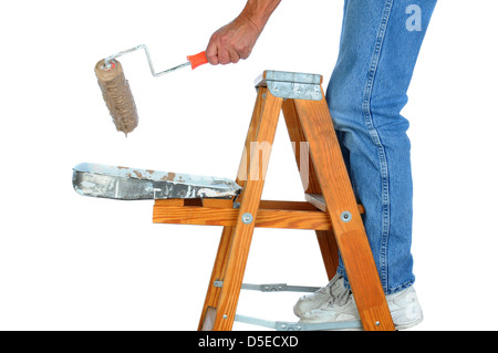 Primo piano di un pittore in piedi su una scala con un gocciolamento di rullo di vernice. L uomo è irriconoscibile su uno sfondo bianco. Foto Stock