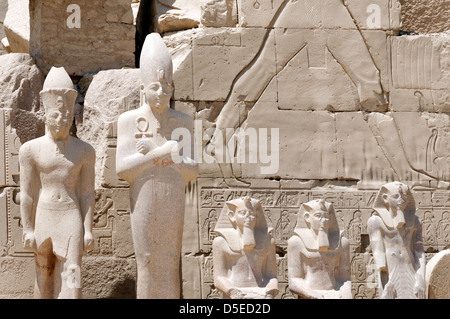 Luxor Egitto. Statue ornano la facciata nord del settimo pilone rivolta Cachette corte presso il Tempio di Amon di Karnak. Foto Stock