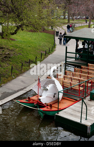 Un cigno giro in barca a Boston Common - Boylston, Boston, Massachusetts, STATI UNITI D'AMERICA Foto Stock