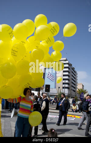 Atene, Grecia, 30 marzo 2013. Gli immigrati e le organizzazioni per i diritti umani tappa di una manifestazione di protesta contro il governo di coalizione piani per il passaggio di una legge di negare la cittadinanza ai bambini che vivono in Grecia nati da genitori immigrati. Manifestanti hanno gridato slogan richiedere la cittadinanza e hanno marciato per Piazza Syntagma dove il Parlamento greco è situato a. Credito: Nikolas Georgiou / Alamy Live News Foto Stock