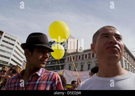 Atene, Grecia, 30 marzo 2013. Gli immigrati e le organizzazioni per i diritti umani tappa di una manifestazione di protesta contro il governo di coalizione piani per il passaggio di una legge di negare la cittadinanza ai bambini che vivono in Grecia nati da genitori immigrati. Manifestanti hanno gridato slogan richiedere la cittadinanza e hanno marciato per Piazza Syntagma dove il Parlamento greco è situato a. Credito: Nikolas Georgiou / Alamy Live News Foto Stock