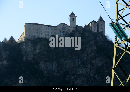 Le linee elettriche sotto il Saben Abbey a Chiusa/Klausen, Italia. Foto Stock