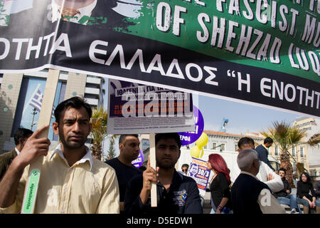 Atene, Grecia, 30 marzo 2013. Gli immigrati e le organizzazioni per i diritti umani tappa di una manifestazione di protesta contro il governo di coalizione piani per il passaggio di una legge di negare la cittadinanza ai bambini che vivono in Grecia nati da genitori immigrati. Manifestanti hanno gridato slogan richiedere la cittadinanza e hanno marciato per Piazza Syntagma dove il Parlamento greco è situato a. Credito: Nikolas Georgiou / Alamy Live News Foto Stock