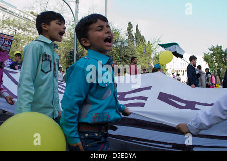 Atene, Grecia, 30 marzo 2013. Gli immigrati e le organizzazioni per i diritti umani tappa di una manifestazione di protesta contro il governo di coalizione piani per il passaggio di una legge di negare la cittadinanza ai bambini che vivono in Grecia nati da genitori immigrati. Manifestanti hanno gridato slogan richiedere la cittadinanza e hanno marciato per Piazza Syntagma dove il Parlamento greco è situato a. Credito: Nikolas Georgiou / Alamy Live News Foto Stock