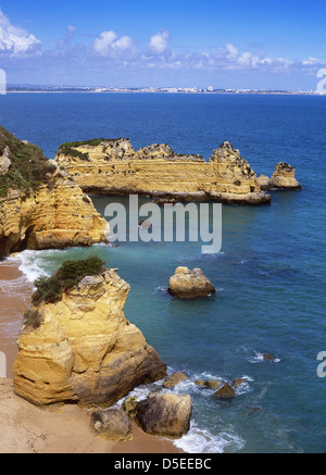 Praia Dona Ana beach con spettacolari formazioni rocciose vicino a Lagos Algarve Portogallo Foto Stock