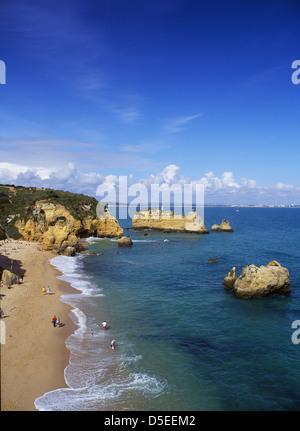 Praia Dona Ana beach con spettacolari formazioni rocciose vicino a Lagos Algarve Portogallo Foto Stock