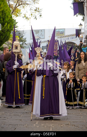 Inizio della processione durante la settimana santa, semana santa a Mijas Pueblo, provincia di Malaga, Spagna. Foto Stock