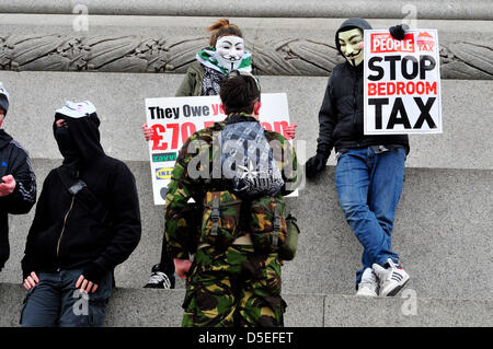 I manifestanti che indossano maschere anonima a una protesta contro la camera da letto imposta. Foto Stock