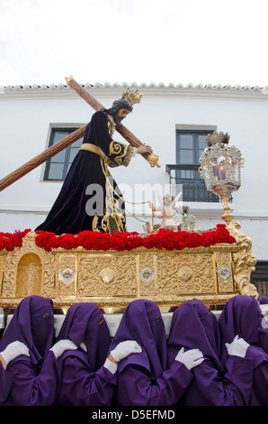 Statua di Cristo portato attraverso le strade durante la settimana santa, semana santa in Mijas, provincia di Malaga, Spagna. Foto Stock