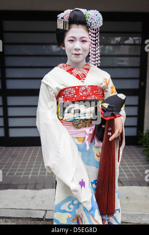 Maiko andando a lavorare, Kyoto, Giappone Foto Stock