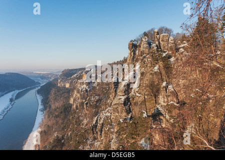 Vista del fiume Elba tra Rathen e Wehlen, Svizzera Sassone, nei pressi di Dresda, Sassonia, Germania, Europa Foto Stock