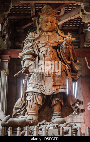 Statua di legno all'interno di Tempio di Todai-ji, Kyoto, Giappone, Asia Foto Stock