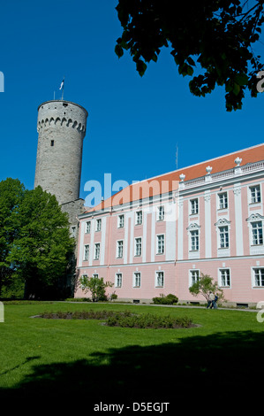 La torre Pikk Hermann, parte del castello di Toompea, è annessa al Parlamento estone nella città vecchia, Tallinn, Estonia, Stati baltici Foto Stock