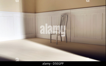 Interni luminosi con la vecchia sedia contro la parete Foto Stock