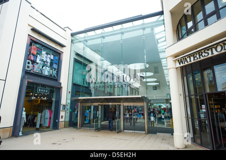 Ingresso al Royal Priors Shopping Center Warwick Street Leamington Spa Warwickshire, Regno Unito Foto Stock