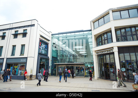 Ingresso al Royal Priors Shopping Center Warwick Street Leamington Spa Warwickshire, Regno Unito Foto Stock