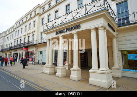 Ingresso al Royal Priors Shopping Center la parata Leamington Spa Warwickshire, Regno Unito Foto Stock