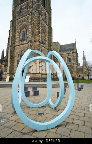 La scultura chiamato molla da Oliver Barratt al di fuori della Chiesa Parrocchiale di tutti i Santi Leamington Spa Foto Stock