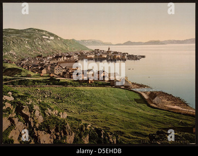 Hammerfest, situato a Finnmark, Norvegia, è mostrato in una foto colorata dal nord. L'immagine raffigura un villaggio sul mare con una miscela di paesaggi naturali e strutture, che illustra una prospettiva storica della regione. La fotografia, prodotta dalla Detroit Publishing Company, offre un confronto visivo tra le viste passate e presenti di Hammerfest. Foto Stock