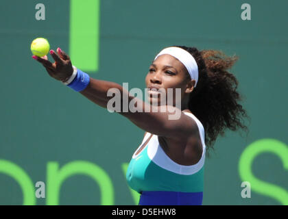 Miami, Florida, Stati Uniti d'America. Il 30 marzo, 2013. Serena Williams (USA) [1] gioca contro Maria SHARAPOVA (RUS) [3] nella donna sFinal singolo del Sony Open presso il Centro Tennis di Crandon Park di Key Biscayne, Florida. Williams ha vinto la finale dopo il ritorno da 0-1 stabilite per vincere 4-6, 6-3 e 6-0. Foto Stock