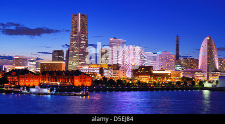 Skyline di Yokohama, Giappone a Minato-mirai bay. Foto Stock