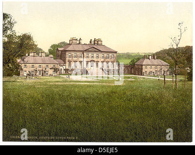 Dumfries House, situata a Cumnock, Scozia, è un bell'esempio di architettura georgiana, con la sua splendida facciata e i suoi giardini, che offre una panoramica del design britannico del XVIII secolo. Foto Stock