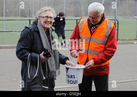 Livingston, Scotland, Regno Unito. Sabato 30 marzo 2013. Coltivatori di fondo durante il Livingston v Dunfermline, SFL Div 1 Gioco, Braidwood Motor Company Stadium. Credito: Colin Lunn / Alamy Live News Foto Stock