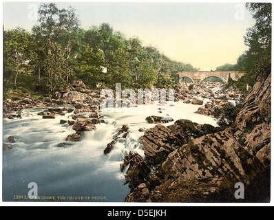 Una fotografia del ponte sulle cascate di Feugh vicino a Banchory, in Scozia, immerso nel paesaggio panoramico di Deeside. Foto Stock