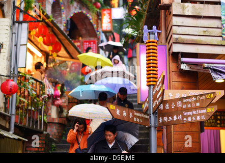 I turisti passeggiata attraverso i pittoreschi vicoli di Jiufen, Taiwan. Foto Stock