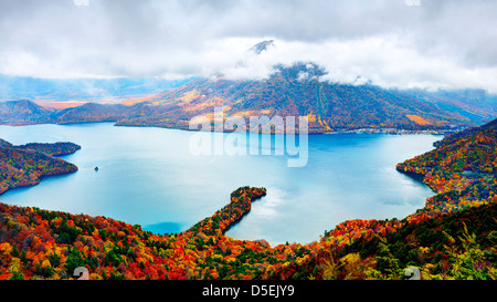 Paesaggio di Mt. Nantai e il Lago Chuzenji in Nikko, Giappone. Foto Stock