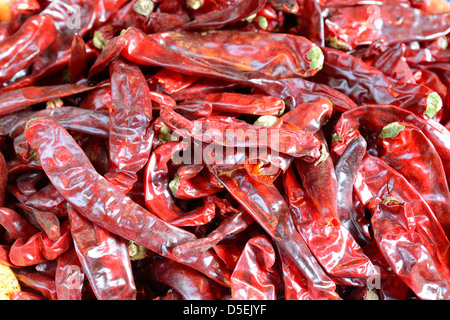 Pila di peperoni piccanti a un mercato Foto Stock