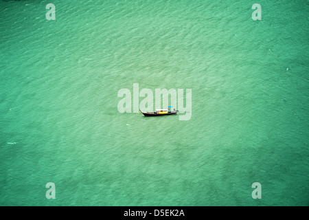 Tailandese tradizionale barca di legno per una passeggiata. Vista da lontano Foto Stock