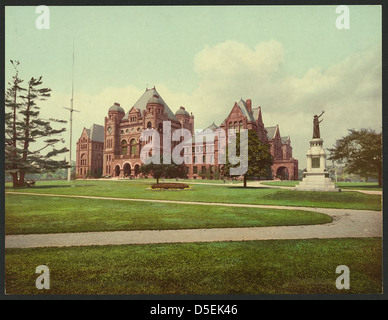 Una fotografia dell'Ontario legislative Building a Toronto, con architettura romanica Richardsonian. Completato alla fine del XIX secolo, l'edificio si erge come un esempio chiave di design vittoriano in Ontario. È stato progettato da Richard A. Waite e si trova al Queen's Park. Foto Stock