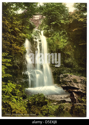 Fairy Falls a Trefriw, Galles, è una cascata panoramica immersa in un lussureggiante paesaggio naturale. Note per la sua bellezza, le cascate sono un soggetto popolare nella fotografia gallese e rappresentano la tranquillità della campagna gallese. Foto Stock