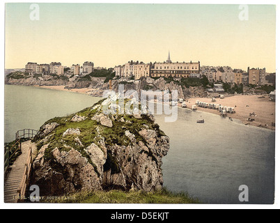 Una fotografia di South Sands, Tenby, situata nel Pembrokeshire, Galles, che cattura la bellezza panoramica del paesaggio lungo la costa. Foto Stock