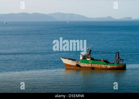 Un pesce vecchio trawler ancorati in St Vincent harbour,San Vincent & The Grenadines.Isola di Bequia in background Foto Stock