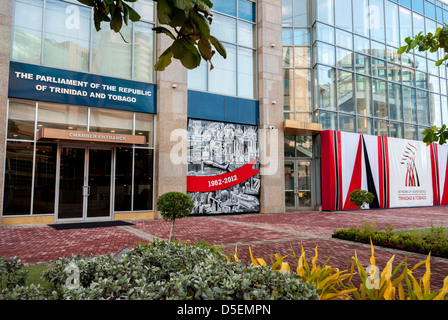 Decorazioni per celebrare il cinquantesimo anniversario di indipendenza presso il palazzo del Parlamento Wrightson Road,Porto di Spagna,Trinidad Foto Stock