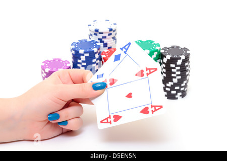 Mano con due assi e pile Poker chips, su sfondo bianco Foto Stock