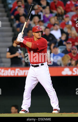 Anaheim, California, USA. Il 30 marzo, 2013. Los Angeles Angels center fielder Mike Trote (27) a bat durante il Major League Baseball pre stagione partita tra Los Angeles angeli e i Los Angeles Dodgers a Angels Stadium di Anaheim, CA. David cofano/CSM Foto Stock