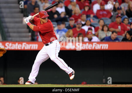 Anaheim, California, USA. Il 30 marzo, 2013. Los Angeles Angels center fielder Mike Trote (27) a bat durante il Major League Baseball pre stagione partita tra Los Angeles angeli e i Los Angeles Dodgers a Angels Stadium di Anaheim, CA. David cofano/CSM Foto Stock