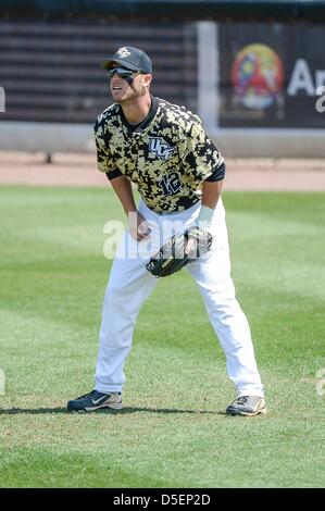 Marzo 30, 2013: Central Florida di Erik Hempe (12) durante la C-USA NCAA baseball gioco 3 azione tra il sud del perdere le aquile reali e i cavalieri UCF. Southern Miss sconfitto UCF 4-3 a Jay Bergman Campo in Orlando, FL Foto Stock